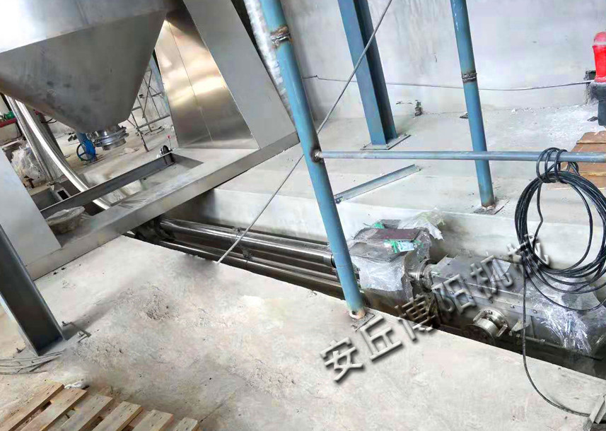 化工原料拆包后通過管鏈式輸送機進行輸送！