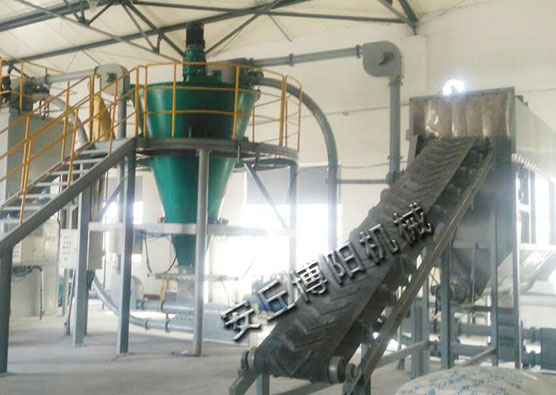 無(wú)塵輸送機(jī)搭配管鏈輸送機(jī)，就解決了車間的揚(yáng)塵問(wèn)題