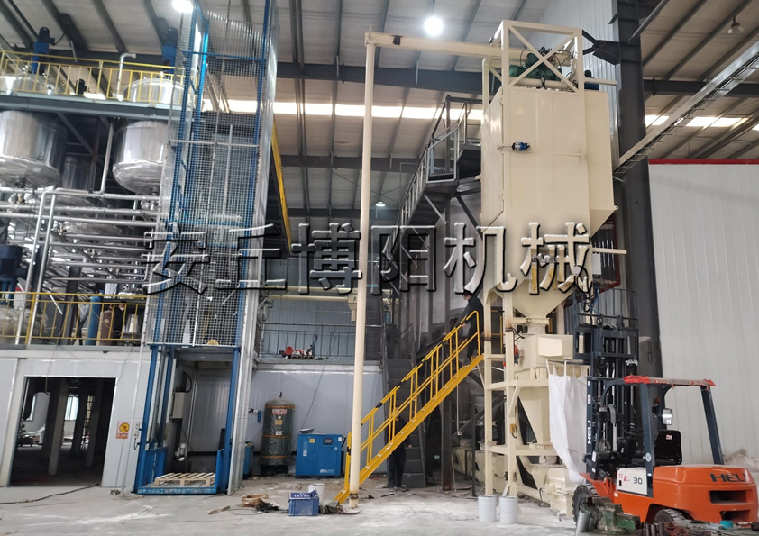 安丘博陽機(jī)械碳酸鈣噸袋拆包機(jī)是如何工作的呢？