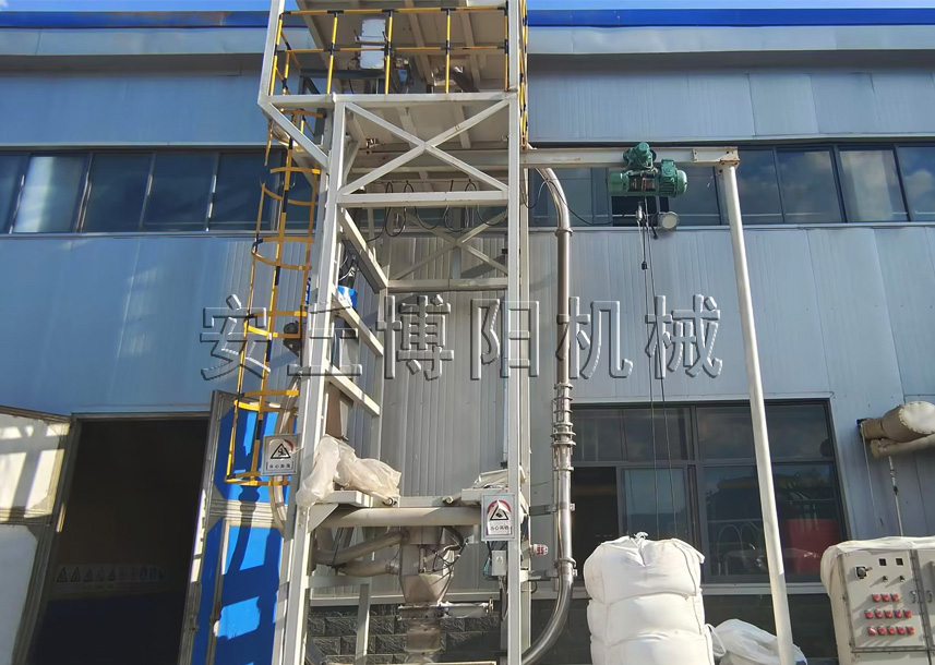 滑石粉噸袋拆袋機的配套設(shè)備有哪些呢？