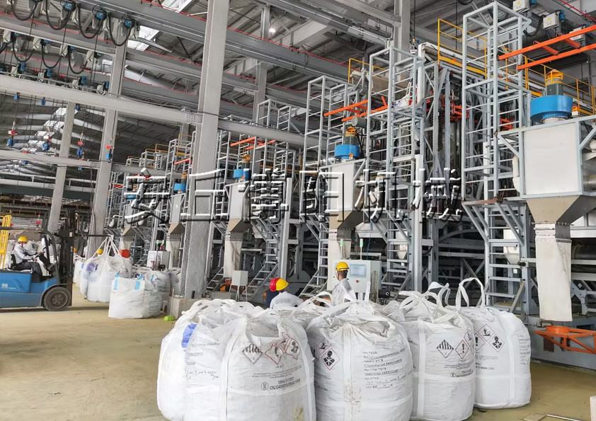 粉體全自動(dòng)噸袋拆袋機(jī)的特點(diǎn)和配套設(shè)備有哪些？