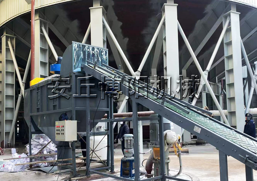 片堿自動(dòng)拆包機(jī)如何實(shí)現(xiàn)拆包輸送的無塵化？